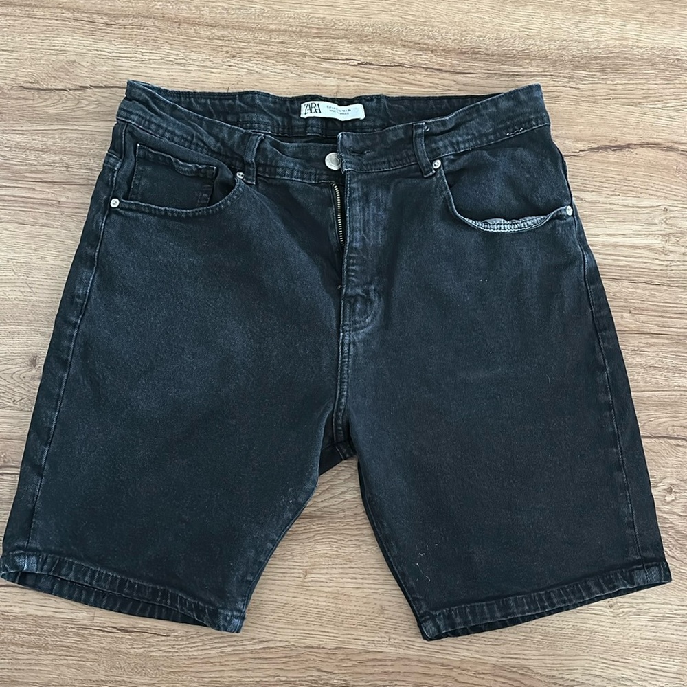 Slim fit Men’s Zara Black Denim Shorts. Good used condition. Size 34.